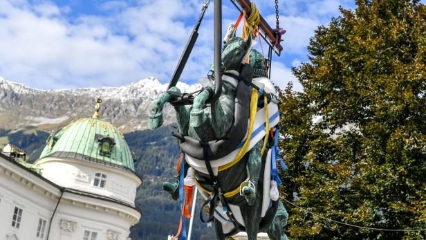 Rückkehr nach Innsbruck: Leopold reitet wieder auf seinem Brunnen
