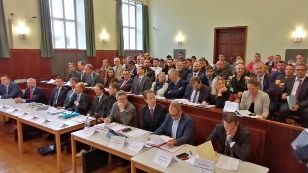 Insgesamt 51 Angeklagte und deren Anwälte waren zum Prozessbeginn am Mittwoch im Landesgericht Wiener Neustadt geladen