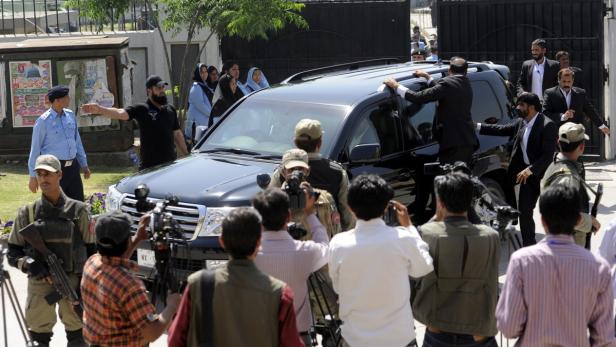 epa03666458 A vehicle transporting former President and military strongman Pervez Musharraf, leaves Islamabad HIgh Court after the court ordered his arrest, in Islamabad, Pakistan, 18 April 2013. Islamabad Hig court on 18 April, ordered arrest of Pervez Musharraf in connection with allegations of putting judges under house arrest, but he fled before he could be detained, a media report said. Musharraf was whisked away from Islamabad High Court by his personal security detail, who did not allow the local police waiting outside the courtroom to take him into custody. EPA/T. MUGHAL