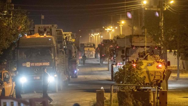 Türkische Panzer und Lastwagen standen bereit, nach Luftangriffen in Nordsyrien loszurollen