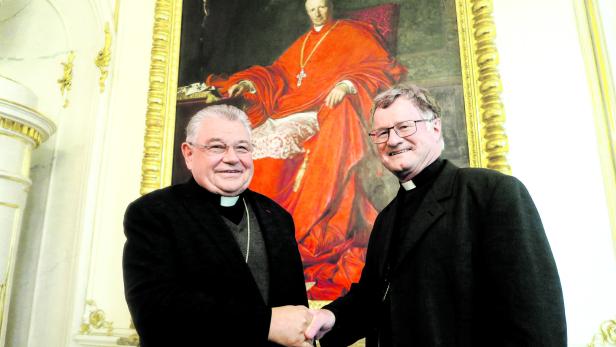 Kardinal Duka mit Bischof Manfred Scheuer vor dem Porträt von Kardinal Schönborn, einem Uronkel des heutigen Wiener Kardinals