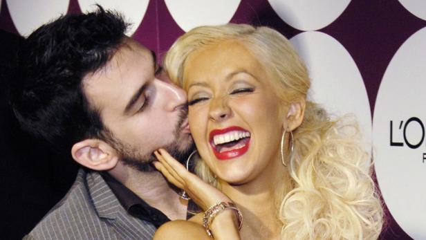 Obwohl es zunächst noch hieß, die beiden seien nicht im Streit auseinander gegangen, beantragte die Sängerin das alleinige Sorgerecht für ihren zweijährigen Max. Christina Aguilera zeigte sich vor kurzem mit ihrem neuen Lover Matt Rutler und schien sehr glücklich.