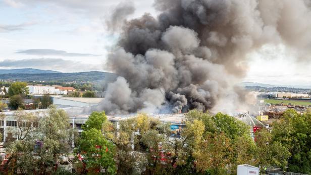Großbrand in Entsorgungsunternehmen in OÖ: Verletzter starb