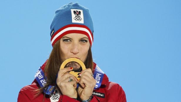 Snowboarderin Julia Dujmovits hat ihren in Sotschi geschafften Olympia-Sieg den Freunden gewidmet, die sie 2000 bei dem verheerenden Brand in einer Seilbahn auf das Kitzsteinhorn verloren hat. Die mittlerweile 27-Jährige hatte seitdem das Gold-Ziel vor Augen. Und die Opfer in ihrem Herzen.