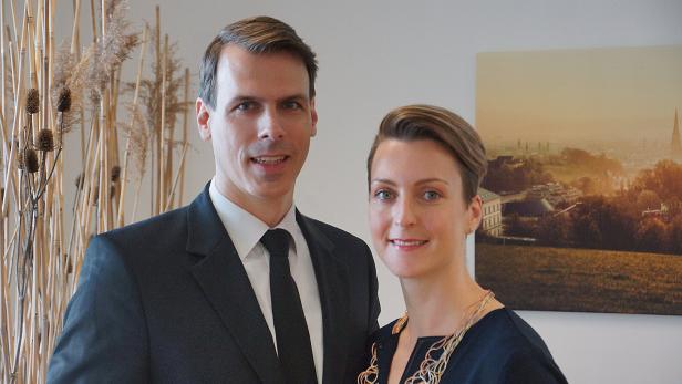 Ein Mann und eine Frau sehen in die Kamera