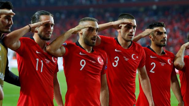 Türkische Spieler mit Militärgruß als Zeichen der Unterstützung