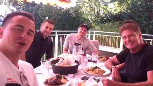 Andreas Gabalier und David Hasselhoff essen gemeinsam Steak
