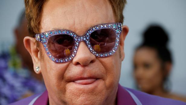 Er glaubt, dass in Belgien ein Gespenst auf seinem Brustkorb saß: Elton John