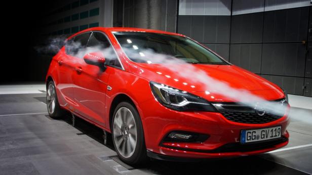 Ein roter Opel Astra wird in einem Windkanal getestet.