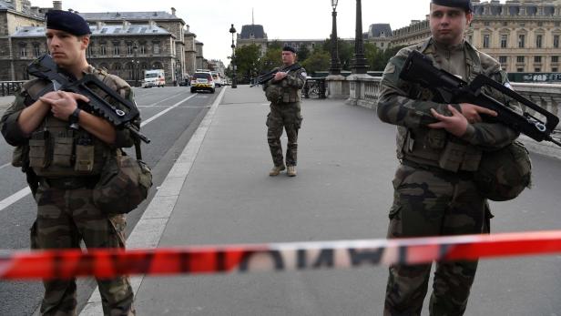 Französische Soldaten in der Nähe des Polizeipräsidiums nach dem Anschlag.