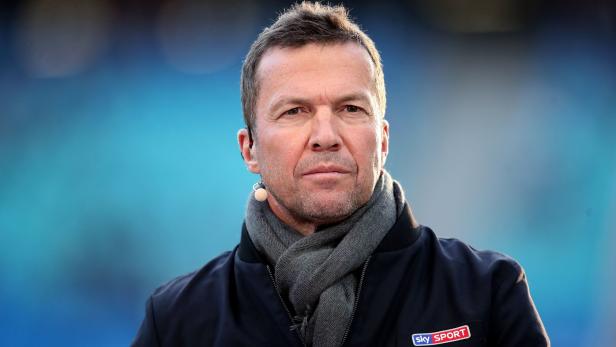 Matthäus kriegt ein "Deutschebundesliga Spitzenreiterbesieger"-Shirt