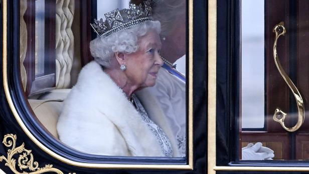 Die Queen vor ihrer Ankunft im britischen Parlament.