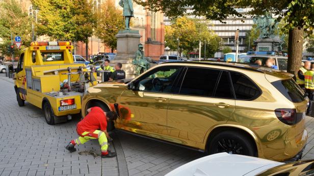 Zu grell für Verkehr? Polizei beschlagnahmt goldenen SUV
