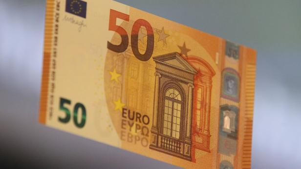 Nahaufnahme eines 50-Euro-Scheins.