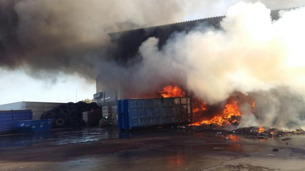 300 Tonnen Müll in Brand: Politik schaltet sich ein