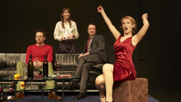 Eine Szene aus einem Theaterstück mit vier Schauspielern auf einer Bühne.