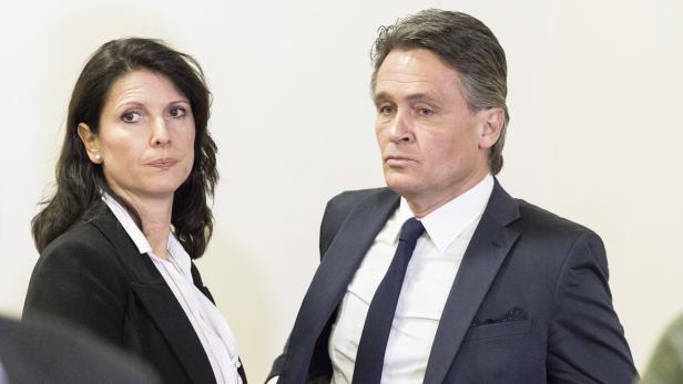 Westenthaler-Prozess Eine Frau in Blazer und Bluse steht neben einem Mann im Anzug.