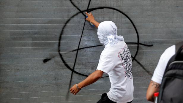 Menschen markieren den 51. Jahrestag des Studentenmassakers von 1968 in Mexiko-Stadt.