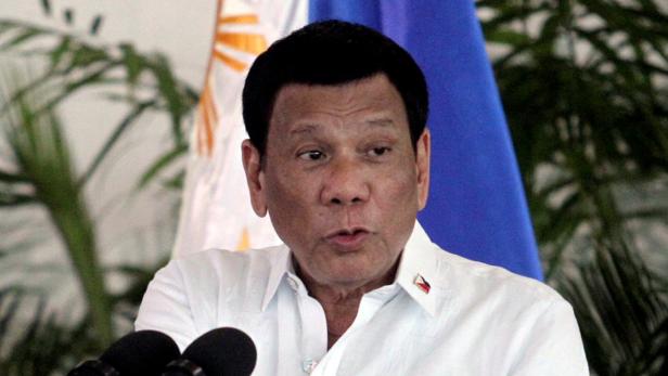 Philippinischer Präsident mit Motorrad gestürzt