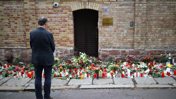 Zerschossene Synagogentür von Halle wird Ort des Gedenkens