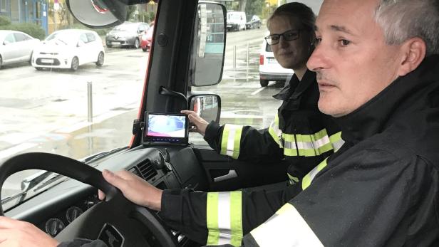 Die Feuerwehr Mödling stattet ihre Fahrzeuge mit Kameras aus, die den „toten Winkel“ auf dem Bildschirm abbilden, erklärt Kommandant Lichtenöcker.
