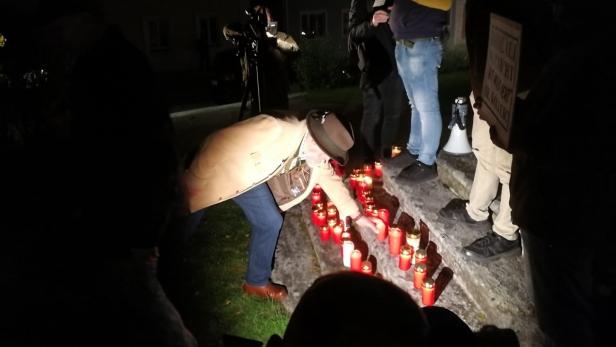 Nach Messerattacken in OÖ: 40 Leute bei Identitären-Kundgebung