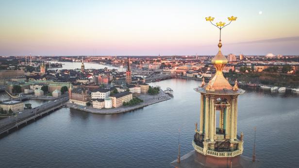 Nah am Wasser gebaut: Das Stadshuset gehört mit seinen drei Kronen zu Stockholms Wahrzeichen.