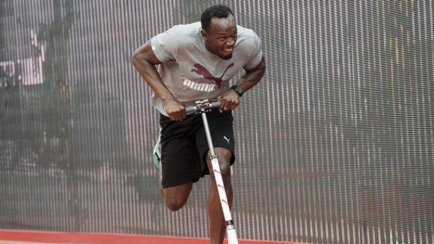 Usain Bolt fährt auf einem Roller.