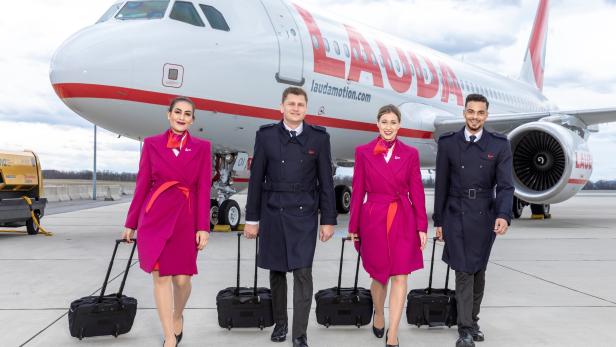 Neue Uniformen für die Flugbegleiter von Lauda