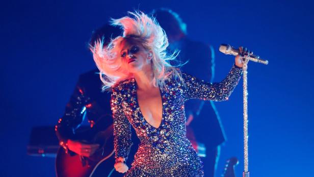 Lady Gaga fiel mit Fan von der Bühne in Las Vegas