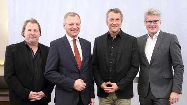Hermann Schneider, Thomas Stelzer, Chefdirigent Markus Poschner und Thomas Königstorfer (v.l.)