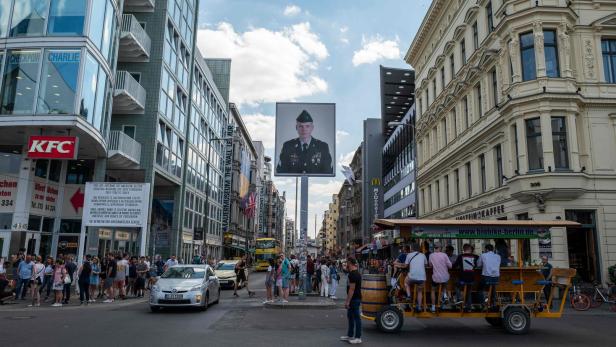 Touristenmagnet: Checkpoint Charlie in Berlin