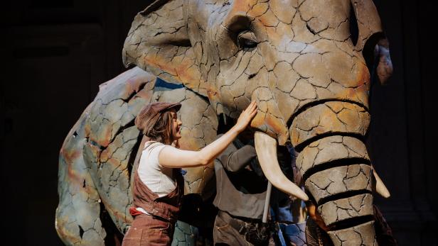 Maresi Riegner (Cissie) mit Khush, dem Elefanten