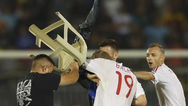 Szenen, die es zukünftig zu verhindern gilt: Ein serbischer Fan attackiert einen albanischen Spieler.