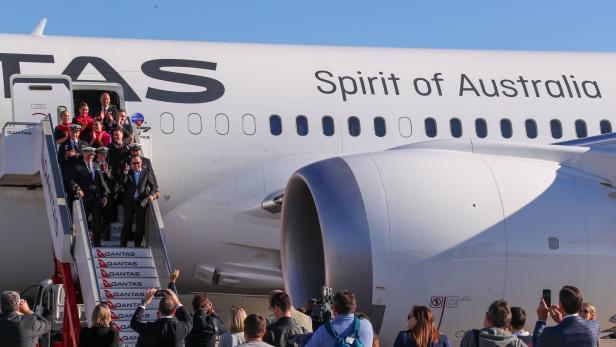 Die Crew der Boeing-787 nach der Landung in Sydney.