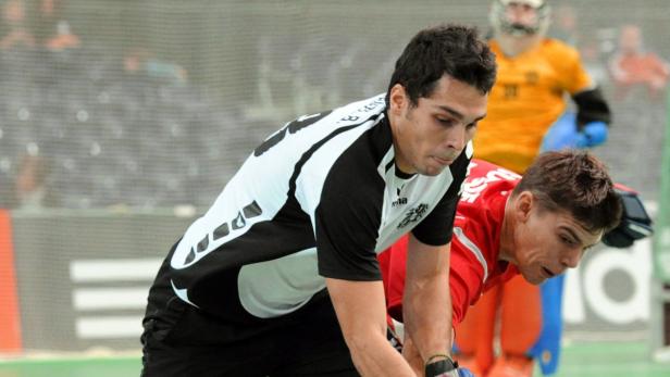 Zwei Hockeyspieler während eines Spiels in Aktion.