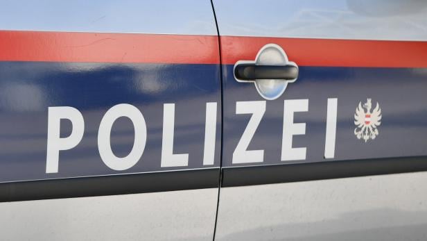 Autotür eines Polizeiautos mit "Polizei"-Schriftzug