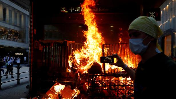 Hongkong-Proteste: Brandsätze und blaues Wasser