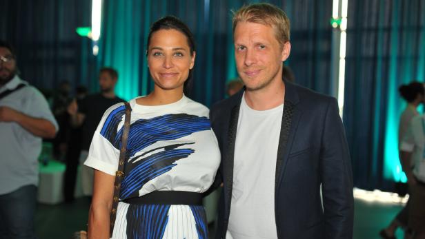 Amira und Oliver Pocher posieren zusammen.