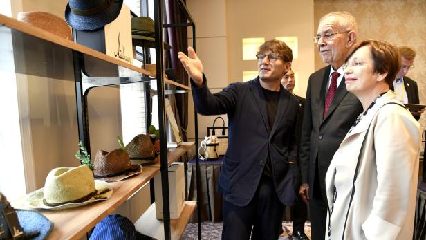 Klaus Mühlbauer (mit Präsident Van der Bellen und dessen Frau Doris Schmidauer) verkauft erfolgreich Hüte in Japan