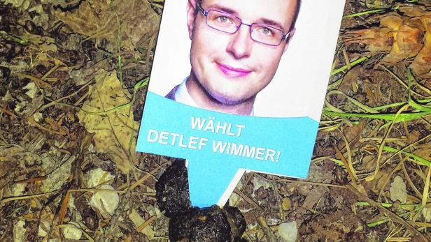 Die gefälschte FPÖ-Wahlwerbung mit Detlef Wimmers Konterfei wurde in Hundekot gesteckt