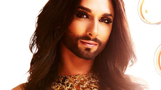 Porträt von Conchita Wurst mit langem, dunklem Haar und goldenem Kleid.
