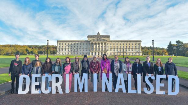 Pro-choice-Aktivisten vor dem nordirischen Parlament in Belfast