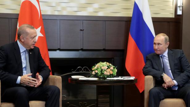Erdoğan und Putin in Sotschi – die beiden autoritär regierenden Staatsmänner haben entgegengesetzte Interessen in Syrien, die Gesprächskanäle sind aber offen.