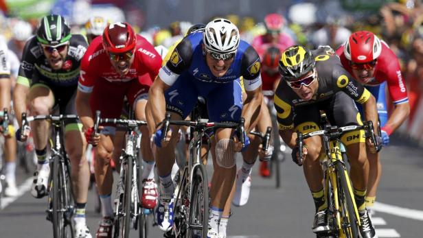 Eine Gruppe Radfahrer während eines Rennens.