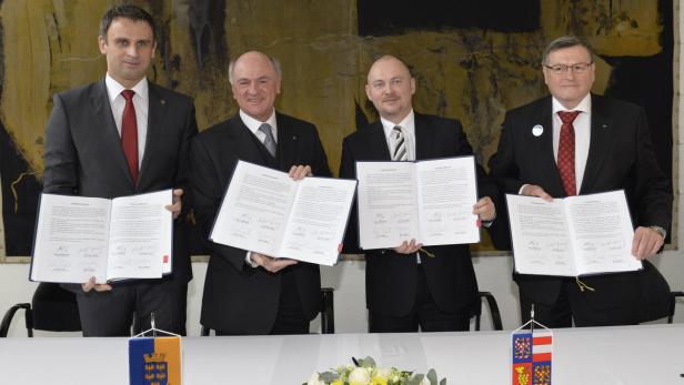 Unter Dach und Fach: Gemeinsam mit den drei zuständigen tschechischen Kreishauptleuten fixierte Pröll das Kooperationsprogramm