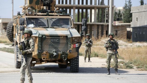 Türkische Soldaten auf Patrouille in Nordsyrien. Sie sollen künftig von russischen Kräften unterstützt werden