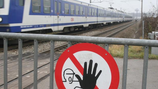 Sekunden nach der gefährlichen Aktion in Leobendorf rauschte ein Zug ohne anzuhalten durch den Bahnhof.