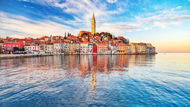 Die Küstenstadt Rovinj in Kroatien mit dem markanten Glockenturm der Kirche im Zentrum.