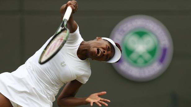 Venus Williams beim Aufschlag während eines Tennisspiels in Wimbledon.